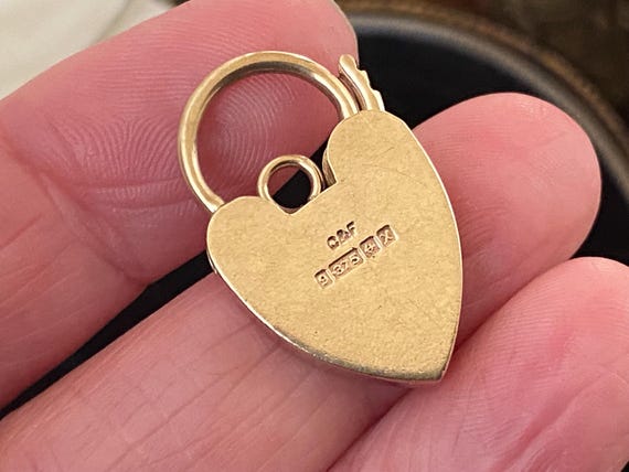 Fantastic Vintage English Hallmarked Large 375 9ct Gold