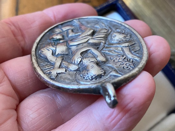 large antique Georgian heavy solid silver religio… - image 6