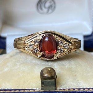 Wunderschöner antiker englischer Punzierring aus 750er Gold mit einem Diamanten und Granat