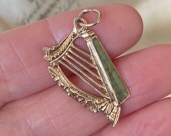Fabulous unusual vintage solid English hallmarked 375 9k 9ct gold & Connemara marble Irish harp charm /small pendant