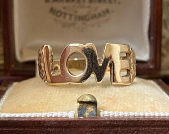Fantastische ongewone vintage Engels gemarkeerde 375 9kt gouden "LOVE" geliefde/vriendschapsring/band