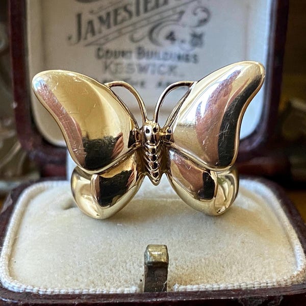 Beautiful unusual vintage hallmarked 375 9ct gold butterfly statement ring (A)