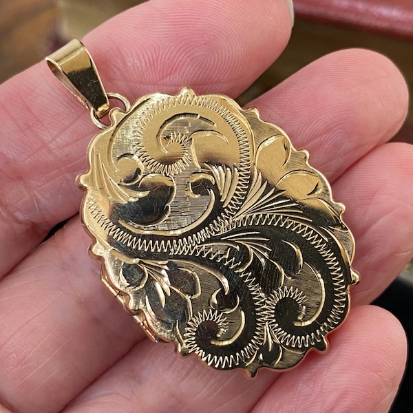 Stunning vintage hallmarked 375 9ct gold engraved swirl photograph locket necklace pendant (HIG )