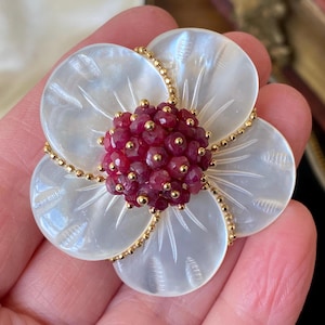 Prachtige vintage Italiaanse 750 18kt goud en robijn kraal gesneden parelmoer bloem kettinghanger gecombineerde broche/pin
