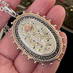 Stunning unusual antique Victorian sterling silver with gold highlighted floral /rose detail photo locket pendant necklace