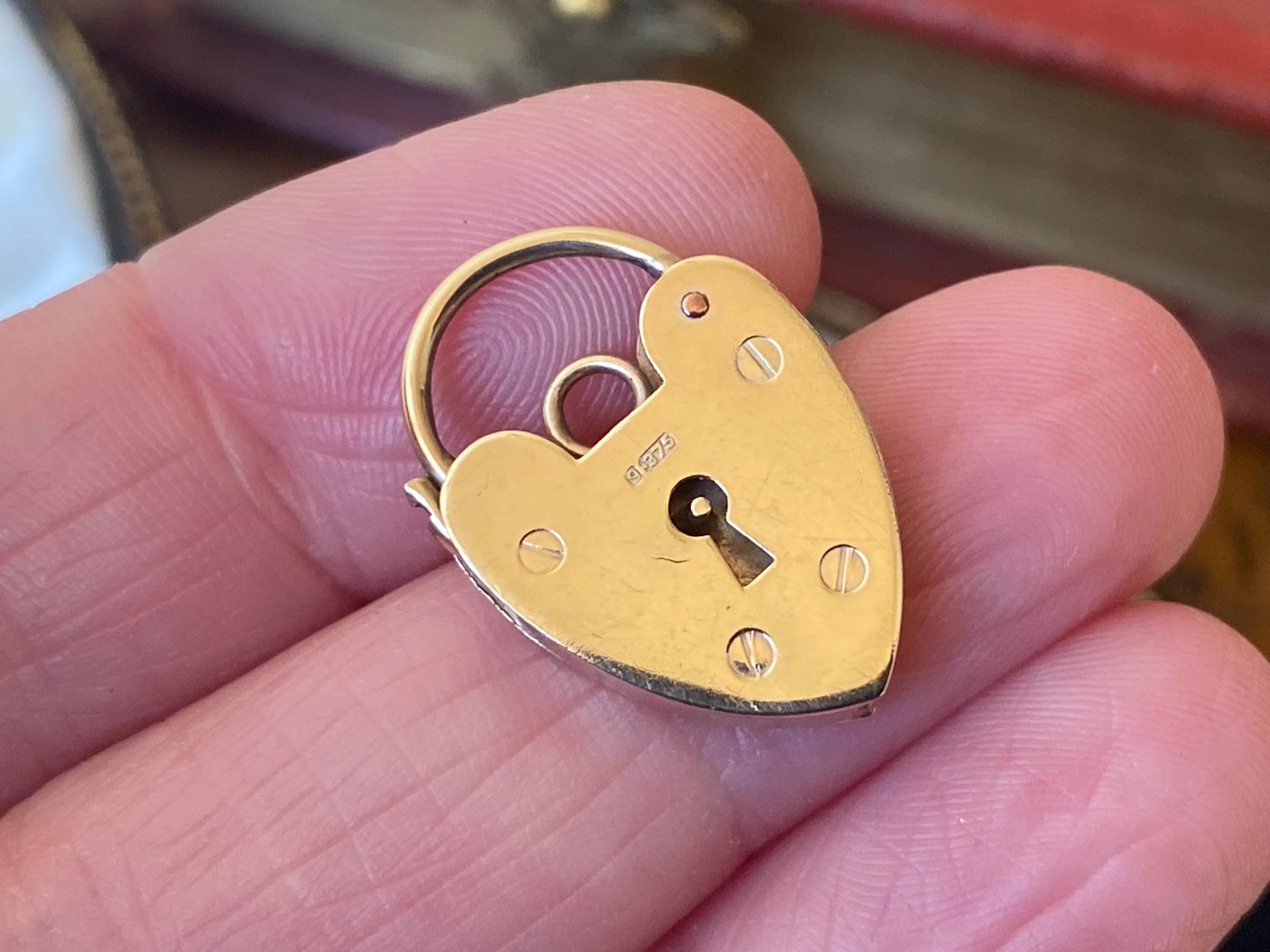 Fantastic vintage English hallmarked 375 9ct gold heart shaped opening padlock charm ideal for bracelet/necklace pendant (SKM)