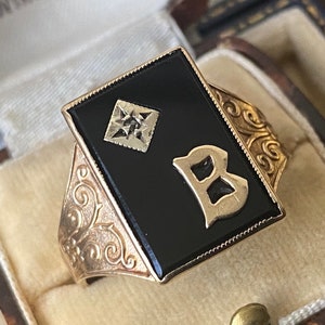 Stunning vintage unisex 375 9ct Gold & Onyx with initial “B “ statement/signet  Ring