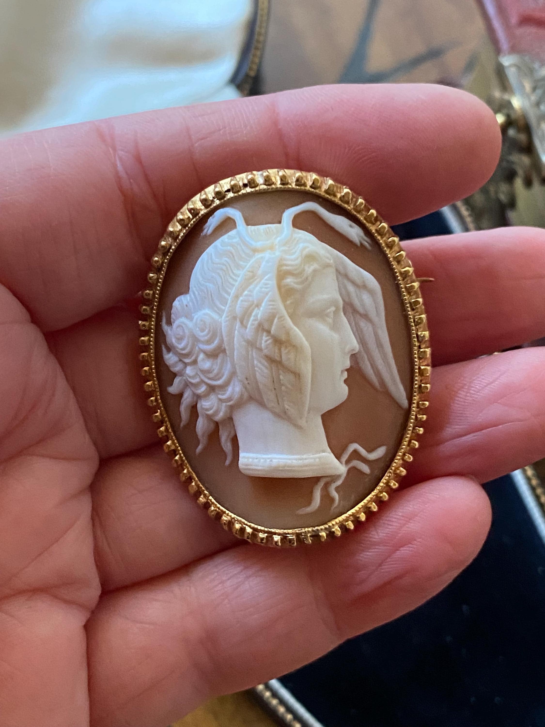 Stunning Antique Victorian 750 /18ct Gold Mythical Medusa Carved