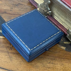 Fantastic original antique leather covered empty jewellery pendant /brooch box - ideal for display