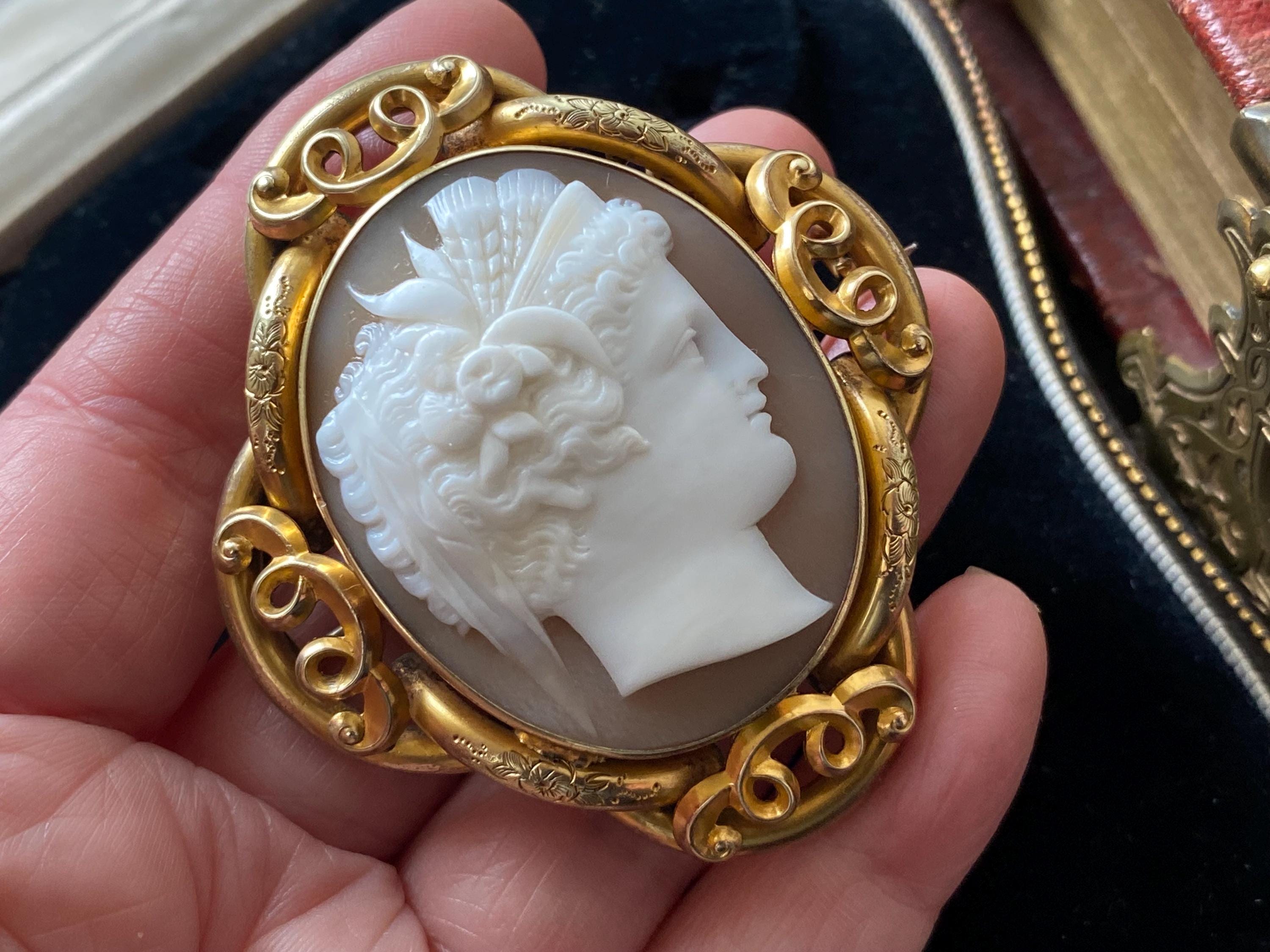 素晴らしいアンティークのビクトリア朝の金箔を施した女神の彫刻が施