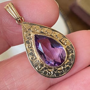 Beautiful vintage English hallmarked engraved 375 9ct gold amethyst pear drop necklace pendant