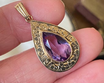Beautiful vintage English hallmarked engraved 375 9ct gold amethyst pear drop necklace pendant