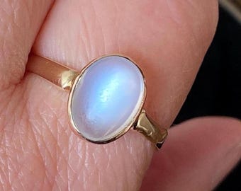 Beautiful Antique Edwardian 750 / 18ct gold magical oval moonstone ring