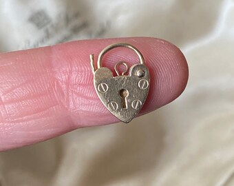 Beautiful vintage tiny 375 9ct yellow gold heart shaped bracelet padlock charm /pendant (stu)