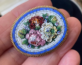 Impresionante broche/prendedor antiguo victoriano de oro de 18 quilates 750 con micromosaico de alto relieve y rosas de ágata.
