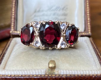 Beautiful vintage English hallmarked 375 9ct gold triple garnet & goshenite statement Ring
