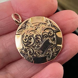 Beautiful antique Victorian/Edwardian 375 9ct gold engraved locket necklace pendant