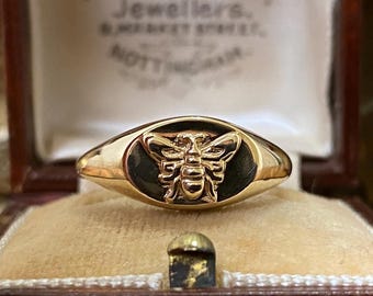 Fantastische, ongebruikelijke vintage Engelse gestempelde 375 9kt gouden smalle zegelring bijen/insecten