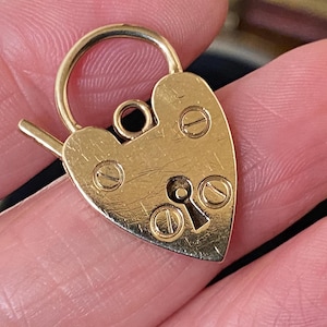 Fantastic vintage English hallmarked 375 9ct gold opening heart shaped padock charm /ideal for bracelet or necklace pendant (eom)