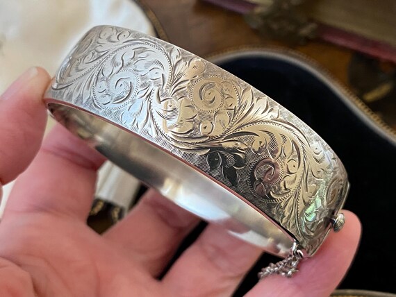 素晴らしいヴィンテージの英国製刻印入り重厚なソリッドな彫刻入り