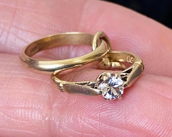 Fabulous unusual vintage solid English hallmarked 375 9k 9ct gold miniature engagement & wedding ring charm /pendant (aa)