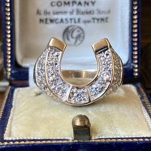Stunning vintage English hallmarked 375 9ct gold goshenite studded lucky horseshoe statement ring