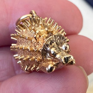 Fabulous unusual vintage English hallmarked 375 9k 9ct gold hedgehog animal charm / pendant (B)