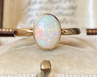 Beautiful antique Victorian /Edwardian 750 18ct Gold white Opal pinky Ring