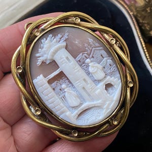 Broche/alfinete antigo vitoriano fabuloso e incomum, grande, em metal dourado, com fecho giratório e cenário esculpido em forma de concha.
