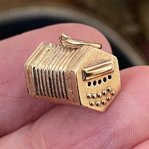 Fantastisk vintage engelsk stämplad ihålig 375 9k 9kt guld klämbox / dragspel / konsertina liten berlock