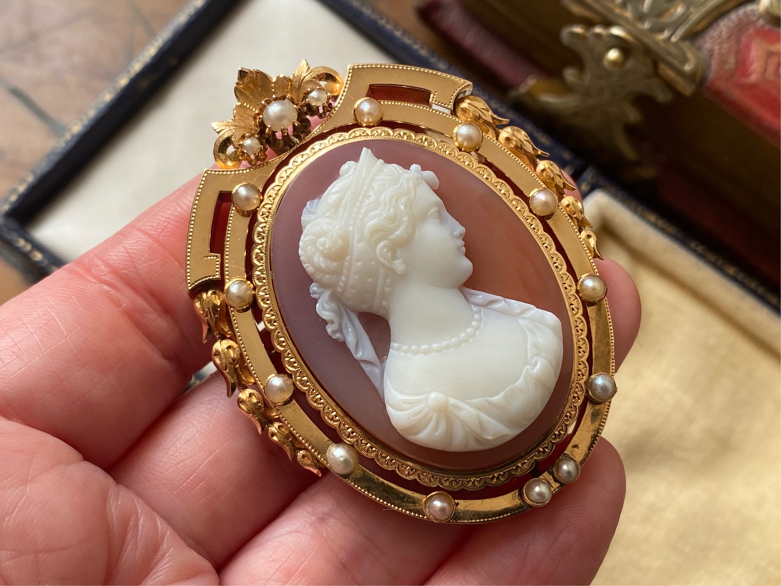 VINTAGE CAMEO PENDANT YELLOW GOLD BROOCH VICTORIAN NECKLACE PIN