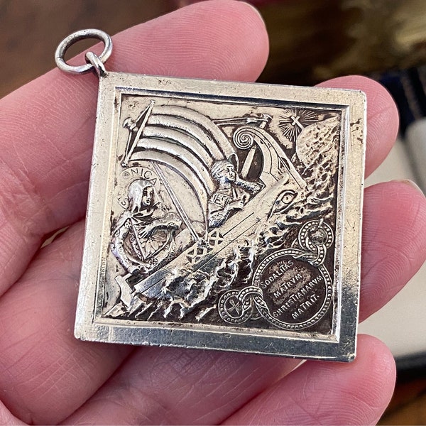 inusual antigua plata de ley patrona religiosa de las madres santa Mónica con ángeles e hijo en barco colgante de collar de escena de doble cara