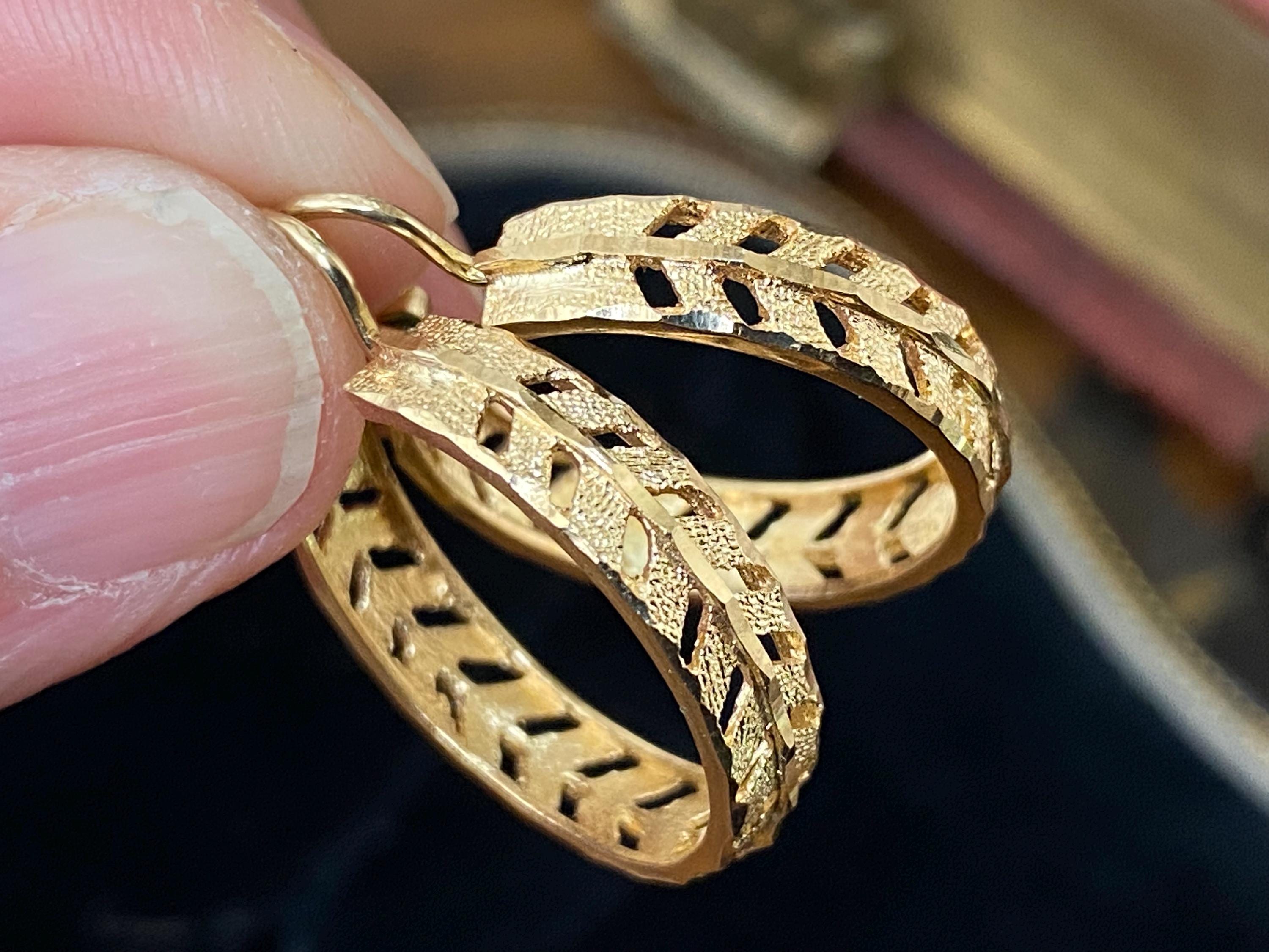 美しいヴィンテージの刻印入りソリッド375 9カラットゴールドピアス 