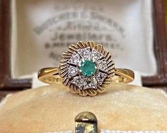 Beautiful vintage English hallmarked 750 18ct gold emerald & diamond cupcake style ring
