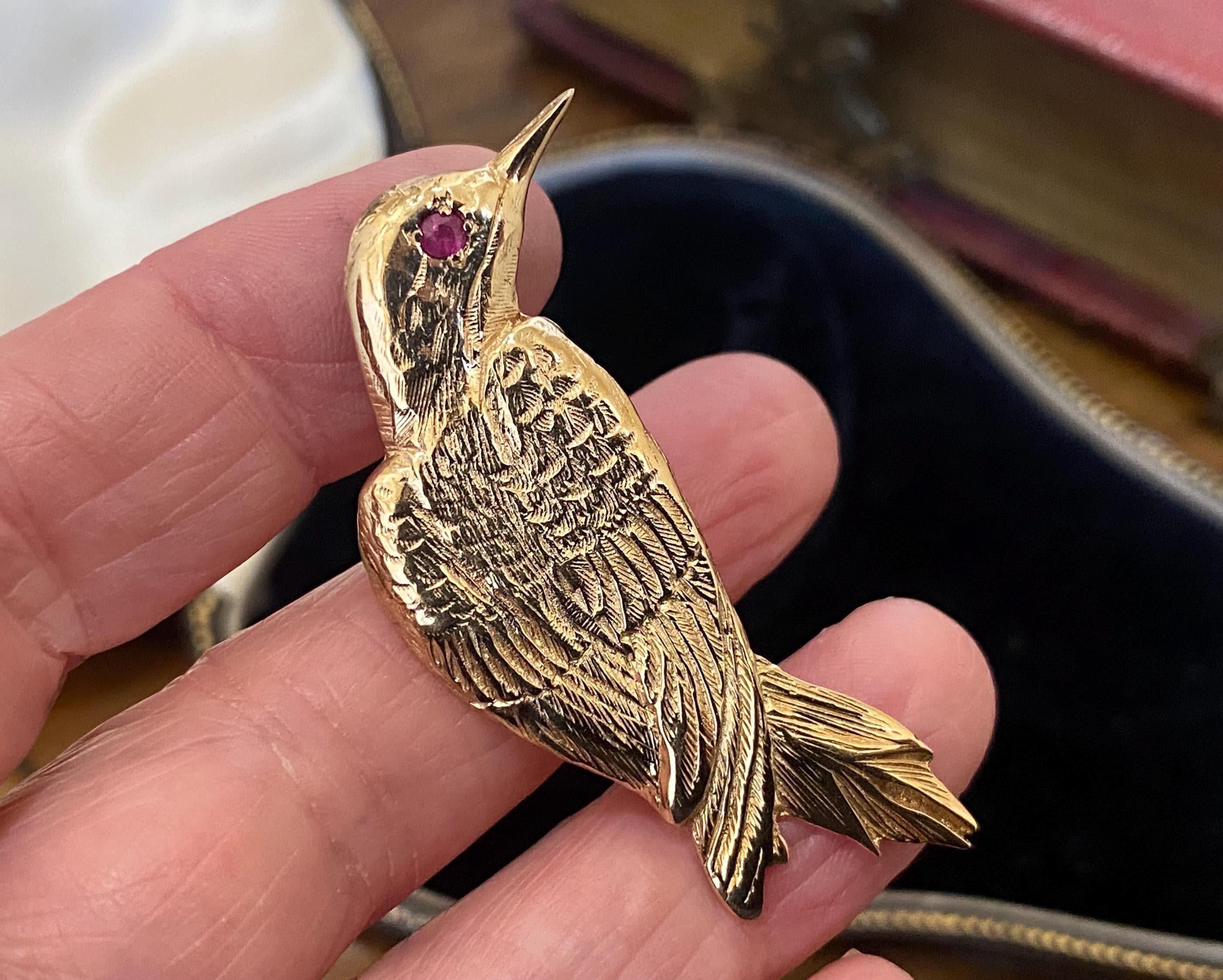 DropofDifference Beautiful Vintage English Hallmarked 375 9ct Gold Ruby Eyed Songbird Bird Brooch Pin