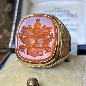 Stunning antique Georgian /Victorian thick heavy 750 18ct gold mounted carved carnelian Hardstone owl heraldic crest intaglio wax seal ring