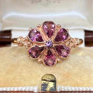 Precioso anillo vintage de estilo victoriano, con sello inglés de 375, oro rosa de 9 quilates y turmalina rosa en forma de flor abovedada.