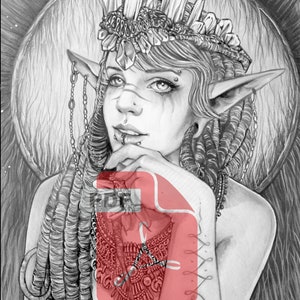 Op de afbeelding: Een zwart-wit potloodtekening van een vrouwelijke elf met lang, gevlochten haar. Ze draagt een kroon van kristallen en een ketting met ingewikkelde ontwerpen. De elf kijkt naar beneden met een bedachtzame uitdrukking.