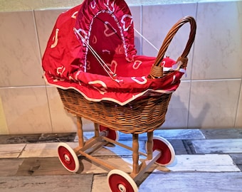 Puppenwagen, Kinderwagen aus Weide - rot - 46 x 30 x 56cm inkl. Bettdecke und Kopfkissen