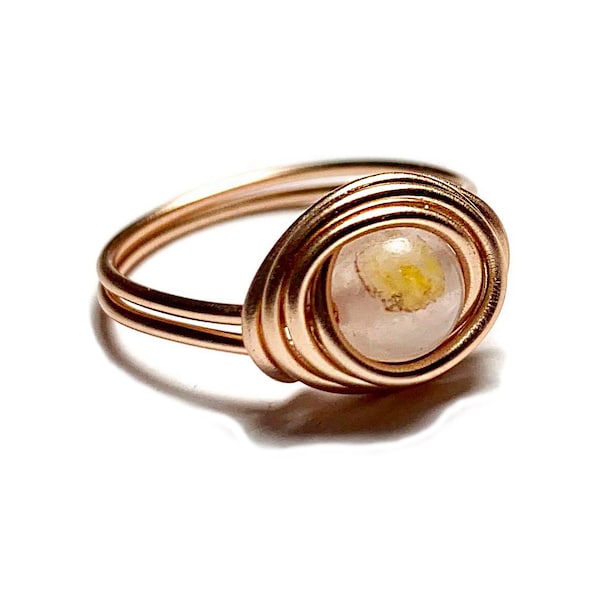 BOHEME 00,  anello in filo di alluminio oro rosa e pietra naturale di quarzo rosa.