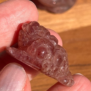 Strawberry Quartz Money Toad: Feng Shui Crystal Carving