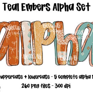 Peut inclure: L'image présente les mots "ALPHA SET" en grandes lettres 3D avec divers motifs et couleurs, dont le teal, l'orange et des motifs floraux. Le texte "Teal Embers Alpha Set" est en haut. Le texte supplémentaire comprend "a-z majuscules + minuscules - 5 ensembles alpha complets" et "260 fichiers png - 300 dpi".