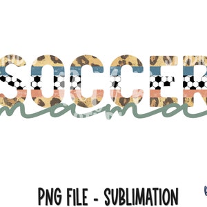 Op de afbeelding: Een digitaal ontwerp met het woord "soccer" in een kleurrijk, gelaagd lettertype met een luipaardprint, voetbal en gestreept patroon. Het woord "mom" is in een cursief schrift onder het woord "soccer" geschreven.