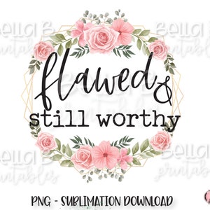 Op de afbeelding: Een digitaal download van een sublimatieontwerp met een bloemenkrans met roze bloemen en gouden geometrische vormen. De tekst "flawed & still worthy" staat in het midden van de krans.