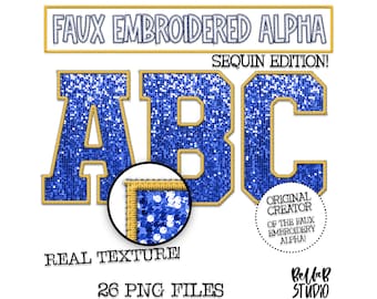 Puede incluir: Un conjunto de 26 letras del alfabeto bordadas en falso con un diseño de lentejuelas azules y un contorno dorado. Las letras están en negrita, en una fuente de bloque. La imagen incluye el texto "Faux Embroidered Alpha Sequin Edition!" y "Real Texture! 26 PNG Files".