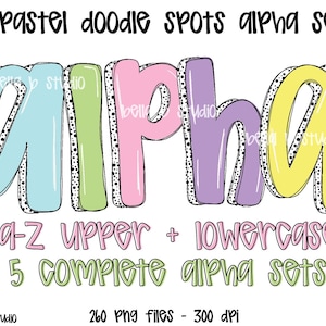 Puede incluir: Letras del alfabeto en doodle pastel con puntos negros. Las letras están en una variedad de colores pastel, incluyendo rosa, azul, verde y amarillo. El texto "a-z upper + lowercase 5 complete alpha sets 260 png files - 300 dpi" está debajo de las letras.