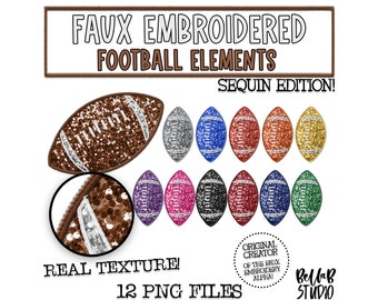 Puede incluir: Doce imágenes digitales de balones de fútbol bordados en falso, en varios colores, incluyendo marrón, plateado, azul, rojo, dorado, morado, rosa, negro y verde. Las imágenes están etiquetadas como "Faux Embroidered Football Elements Sequin Edition!" y "Real Texture! 12 PNG Files".