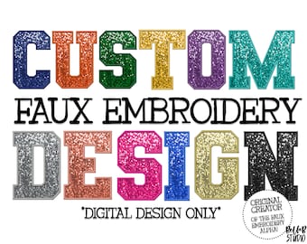 Könnte beinhalten: Ein digitales Design für ein individuelles Faux-Stickerei-Design. Das Design zeigt das Wort "CUSTOM" in glitzernden Buchstaben, gefolgt von "FAUX EMBROIDERY" und "DESIGN". Der Text "DIGITAL DESIGN ONLY" ist unter dem Design enthalten.