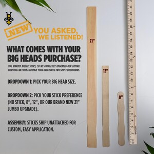 Peut inclure: Trois b&acirc;tons en bois brun clair de longueurs variables &eacute;tiquet&eacute;s 21 pouces, 12 pouces et 8 pouces, plac&eacute;s &agrave; c&ocirc;t&eacute; d'une r&egrave;gle en bois. Le texte sur l'image indique : WHAT COMES WITH YOUR BIG HEADS PURCHASE? PICK YOUR BIG HEAD SIZE AND STICK PREFERENCE.