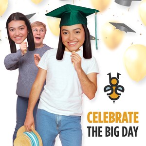 Peut inclure: Une d&eacute;coupe de visage personnalis&eacute;e sur b&acirc;ton repr&eacute;sentant une personne souriante portant une toque de dipl&ocirc;m&eacute; vert fonc&eacute; avec un pompon assorti. La d&eacute;coupe est tenue par une personne en t-shirt blanc et jean, avec le texte CELEBRATE THE BIG DAY.